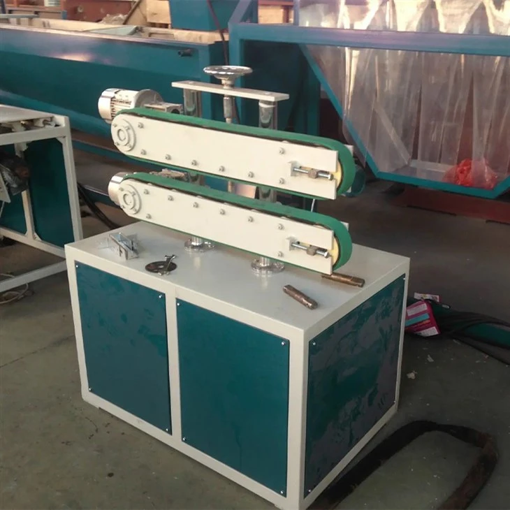 Plastic pipe traction machine